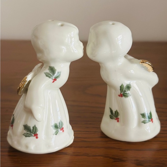 Vintage holiday kissing salt and pepper shakers - Picture 2 of 9